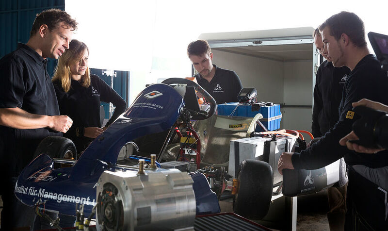 Anspannung pur beim gesamten Team unmittelbar vor dem Start des E-Kart. (Bild: Wittenstein)