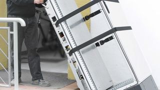 Der elektrische Treppensteiger von Lohmeier soll den mühlosen und rückenschonenden Transport schwerer Schaltschränke ermöglichen.  Bild: Lohmeier (Archiv: Vogel Business Media)