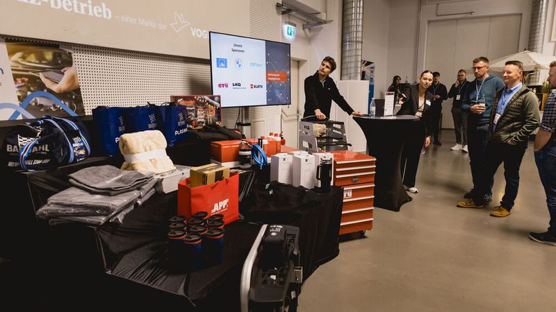 Anlässlich des Jubiläums gab es auch eine Tombola. Über 60 Preise – vom Fahrradträger über Trainingsgutscheine bis hin zum Kühlschrank im Werkstattwagenlook – gab es zu gewinnen. (Bild: Stefan Bausewein)