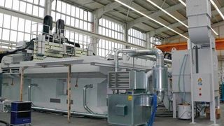 Kombinierte Staubabsaugung	Bei der Portalfräsmaschine des Herstellers F. Zimmermann GmbH, Denkendorf, wird der CFK-Staub mit einer Kombination aus werkzeugnaher Absaugung und Raumabsaugung erfasst. Anschließend werden Abluft und Staub in einer Zentralanlage getrennt. (Bild: F. Zimmermann)