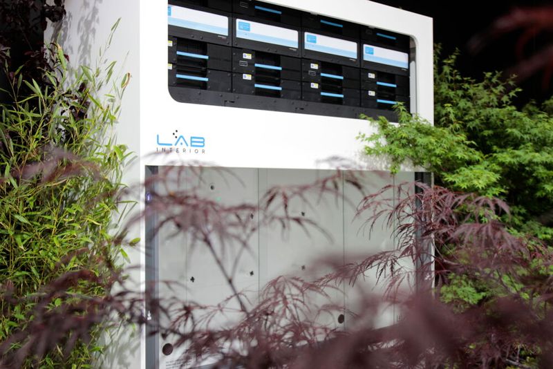 Und in einem künstlichen Wald hat Lab Interior den Abzug „The Ghost“ aufmerksamkeitswirksam versteckt. (Bild: VCG – Lüttmann)