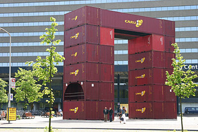 Caru Containers B.V. mit Firmensitz in den Niederlanden bietet mit seinen großen Depots in Moerdijk, Rotterdam, Antwerpen und in den Niederlassungen laufend circa Zehntausend Container „on stock“ zum Verkauf, Leasing oder zur Vermietung an. (Logimat)