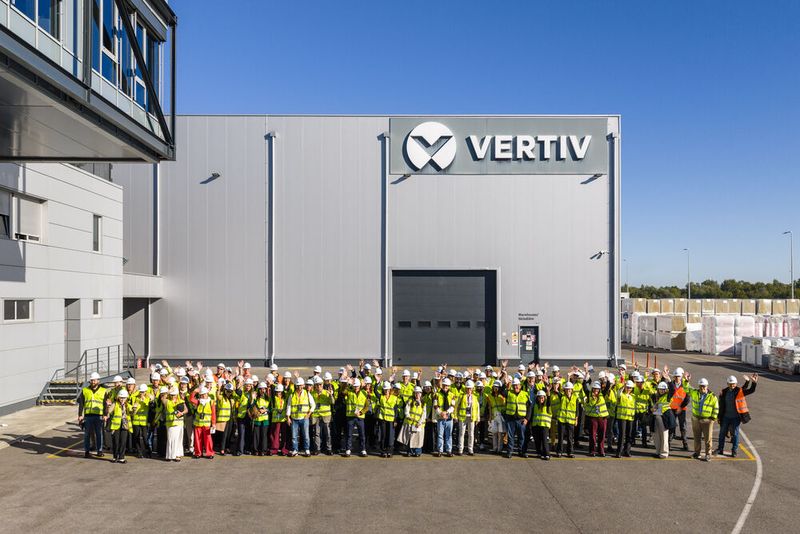 Wie entstehen Lösungen für die Rechenzentrumsinfrastruktur? Bei Vertiv nahe Zagreb erhielten die Teilnehmer Einblicke in die Produktion. DataCenter-Insider war live vor Ort. (Bild: Vertiv)