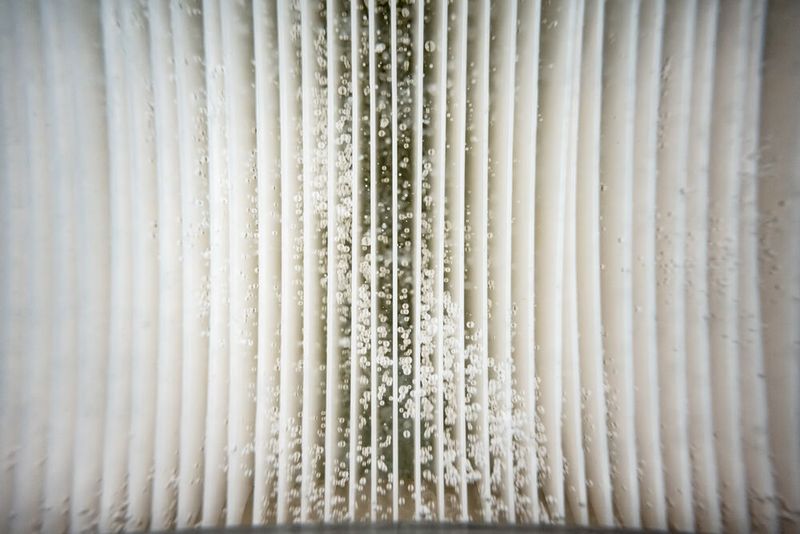 Forschung an Membranbelebungsreaktoren: Durch optimierte Strömungsführung und Belüftung mit Luftblasen sollen Ablagerungen auf der Membranoberfläche verhindert und der Energieverbrauch reduziert werden. (Bild: Hochschule Osnabrück)