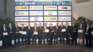 Gewinner des SPE Automotive Awards parts & components v.l.n.r.Dr.-Ing. Rudolf Fernengel, 2R Kunststofftechnik GmbH, Udo Gayer, Daimler AG, Christian Heinz, Continental Automotive GmbH, Jens Ebert, FTE automotive GmbH, Johannes Burkhard, FTE automotive GmbH, Hermann Bauer, FTE automotive GmbH, Reinhold Krischke, BMW Group, Sven Stein, BMW AG, Rüdiger Poltrock, BMW AG, Dr.-Ing. Hansjörg Kurz, Volkswagen AG, Fernando Burguera, Batz S. Coop., Pedro Zubieta, Batz S. Coop.Friedrich Westphal, PME-Fluidtec GmbH, Thilo Stier, AKRO-PLASTIC GmbH, Karl-Heinz Stelzl, FRIMO Group, Martina Schierholt, FRIMO Group, Dr. Ingo Kleba, Rühl Puromer GmbHDominik Schwager, dstyle, Dr.-Ing. Klaus-Dieter Johnke, Präsident SPE Central Europe. (Foto: SPE)