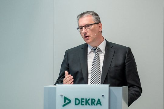 Dekra-Chef Stefan Kölbl: „Nach 15 Jahren ununterbrochenen Wachstums ermöglicht uns die neue Unternehmensaufstellung, dass wir unseren Auftrag rund um die Sicherheit auch in Zukunft erfüllen können und nachhaltig wachsen werden.“  (Bild:  Dekra)