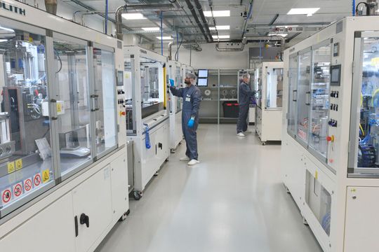 Das Fraunhofer ISE nebst Partnern hat den Zellaufbau von Batterien optimiert. In der gleichen Zellgröße steckt jetzt deutlich mehr Energie beziehungsweise Speicherkapazität. Hier werden Pouch-Zellen im Trockenraum des ISE gefertigt. Lesen Sie hier, warum das wichtig ist ...(Bild:  Fraunhofer ISE)