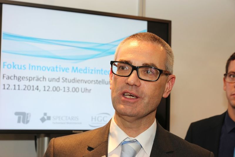Als Resümee der Diskussionen auf den Themenforen der Medica sowie der vorgestellten Produktneuheiten lässt sich zusammenfassen: Die Wirtschaftlichkeit und das einfache Handling medizintechnischer Geräte und Produkte wird zum zentralen Kriterium für den Kauf. „Die zahlreichen Innovationen und Verbesserungen, die auf der Medica gezeigt werden, leisten wichtige Beiträge dazu“, erklärt Hans-Peter Bursig, Geschäftsführer des Fachverbandes ZVEI. (Bild: Schäfer)