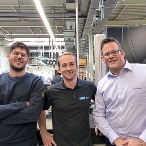 Fabian Strebel (l.), Alfred Topalli (M.) und David Meier (r.): «Die Qualität der Werkzeuge ist generell eine Grundvoraussetzung. Die Tests mit den OSG-Bohrern, aber auch der kontinuierliche Know-how-Transfer bringen da wichtige Erkenntnisse.» 