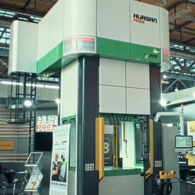 Die Baureihe Servo wurde Ende 2024 auf den Markt gebracht und ist die erste Presse von Hürsan Pres mit servohydraulischem Antriebssystem. (Bild: Baumüller)