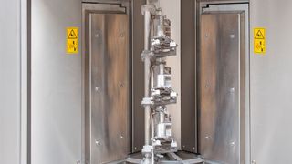 Zum Reinigen setzt der Roboter je drei Drosselklappen auf die speziell gefertigten Werkstückträger; sie rotieren automatisch durch die Teilereinigungsanlage. (Karl-Heinz Berger)