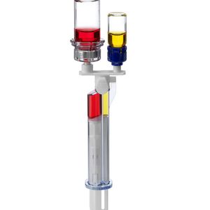 Doppelspritze mit Schnappanschluss und aufgestecktem Adapter mit Injektionsfläschchen.