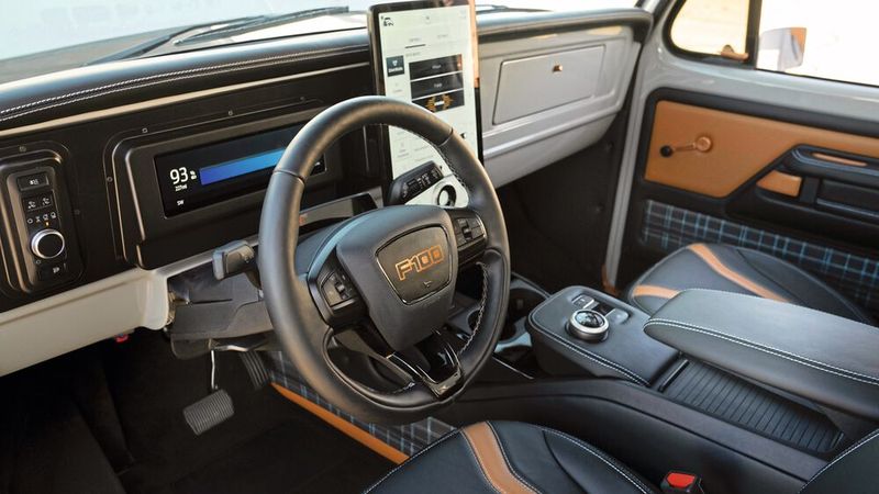 Der Farbton hört auf den Namen „Avalanche Gray mit Cerakote Copper“. Den Innenraum ziert ein Armaturenbrett aus Billet-Aluminium von JJR Fabrication und eine gegerbte Lederpolsterung von MDM Upholstery.  (Bild: Ford)