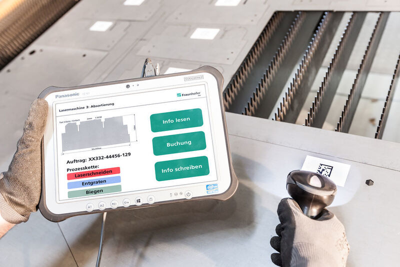 In einem gemeinsamen Projekt ermitteln Trumpf und das Fraunhofer-IPA die Potenziale von Industrie 4.0 für die Blechbearbeitung. Auch teilautomatisierte Übergangslösungen werden untersucht. Im Bild zu sehen ist die scannende Buchung der Teile. (Fraunhofer-IPA, Foto: Rainer Bez)