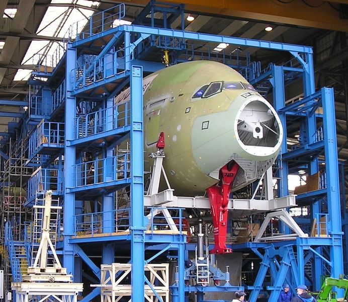 Testgerüst für Belastungsversuche des neuen Giganten der Lüfte, Airbus A380. Für Konstruktion, Fertigung, Farbkonservierung und Montage sind die Calbenser Spezialisten verantwortlich. Bild: Stahlbau Calbe (Archiv: Vogel Business Media)