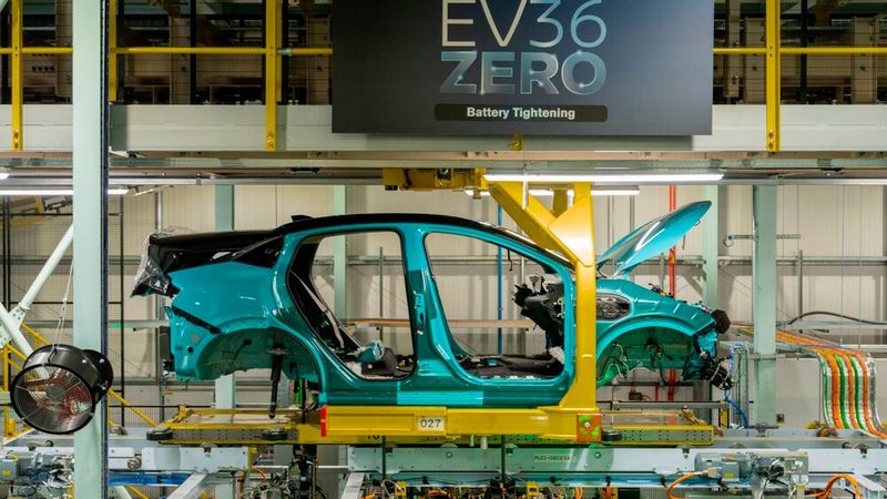 Im Nissan-Werk in Sunderland ist die Produktion des neuen Leaf angelaufen. An dieser Station werden Karosserie und Akku miteinander verbunden.(Bild:  Nissan)