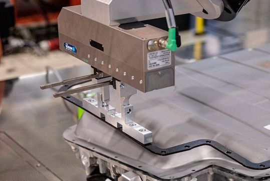 Das Forschungsprojekt „DeMoBat“ ist abgeschlossen, so das Fraunhofer IPA aus Stuttgart. Im Rahmen dessen wurde eine Möglichkeit entwickelt, mit der Batterien und Motoren von Elektroautos wirtschaftlich demontiert werden können, wie hier zu sehen. Lesen Sie, warum.(Bild:  Fraunhofer IPA)