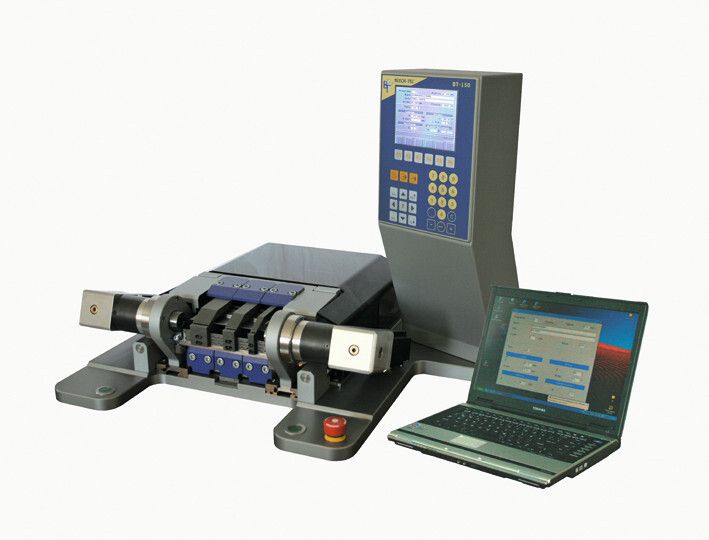 Die Mini-Schwenkbiegemaschine eignet sich zum Biegen von Kleinteilen. (Bild: Blech-Tec)