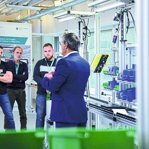 Fundiertes Fachwissen: Spezialisten vermitteln die Vorteile und Funktionen des Konzepts Industrie 4.0 in Seminaren und Workshops.