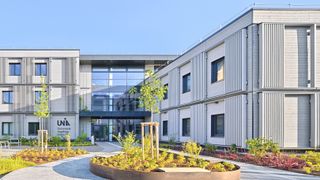 Der Büro- und Laborneubau auf dem Campus der Uni Augsburg
besteht aus zwei funktional voneinander getrennten Baukörpern mit einem zweigeschossigen Labortrakt sowie einem dreigeschossigen Bürokomplex.
 (Bild: © ALHO | Markus Steur)