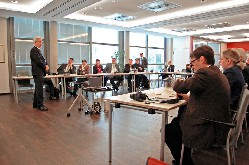 Am 3. April 2013, im Vorfeld der Hannover Messe lud Krohne zur Pressekonferenz, auf der den eingeladenen Fachredakteuren die neue Serie von Smartsens-Analysesensoren erstmals präsentiert wurde. (Bild: Krohne)