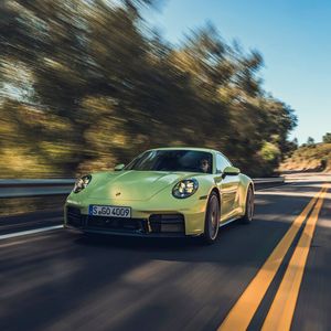 Wichtiger als die Retuschen an Schürzen und Scheinwerfern sind die neuen Turbos und die neue Ladeluftkühlung für den drei Liter großen Boxer.(Bild:  Porsche)