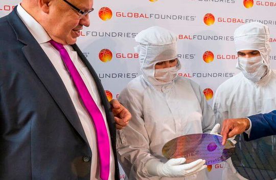 Wirtschaftminister Peter Altmaier (links) spricht sich dafür aus, in Deutschland mehr Chipfabriken aus dem Boden zu stampfen. Deutschland respektive Europa sollen mit Blick auf den herrschenden Chipmangel technisch souveräner werden.(Bild:  dpa)