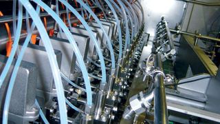 Hochautomatisierte Abfüllmaschine dosiert flüssige Medien mit der passenden Menge in die dafür vorgesehenen Behälter. (Bild: Endress + Hauser)