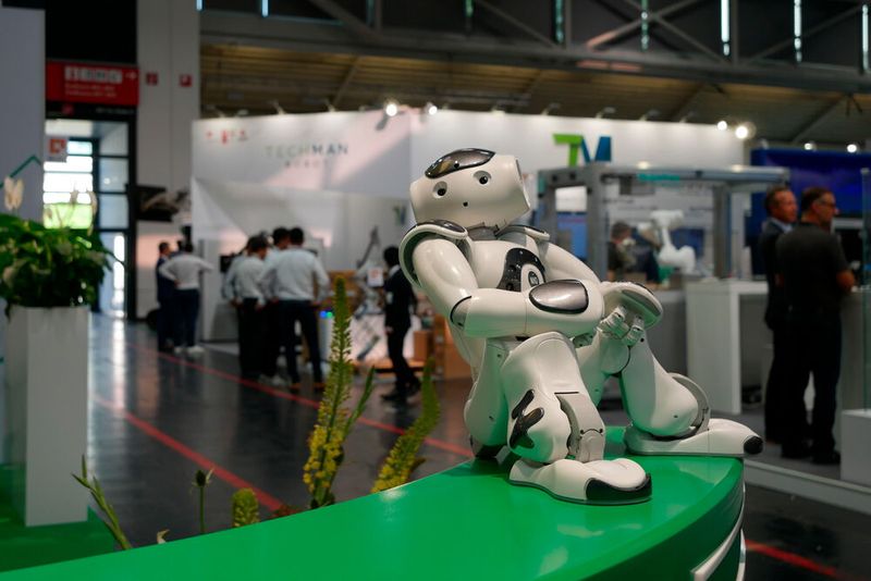 Ein weiteres großes Thema der Messe waren soziale Roboter. Die United Robotics Group hat zum Beispiel Nao mitgebracht. Der Roboter eignet sich vor allem dafür, das Programmieren von Robotern spielend lernen zu können. Schulklassen können ihm etwa mithilfe der No-Code-Software das Tanzen oder das Sprechen beibringen.    (Bild: Sandro Kipar)