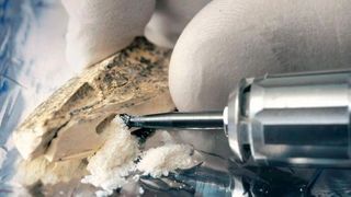 Bohren am Knochenfragment: Forscher benötigen nur winzige Mengen Knochenpulver für die Erbgutanalyse. (Frank Vinken)