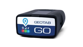 Das kompakte Geotab GO9 wird direkt mit dem OBD-II-Anschluss oder, wenn ein solcher Anschluss fehlt, über einen Adapter verbunden – ohne Antenne oder Drahtspleißverbindung. (Bild: Geotab)