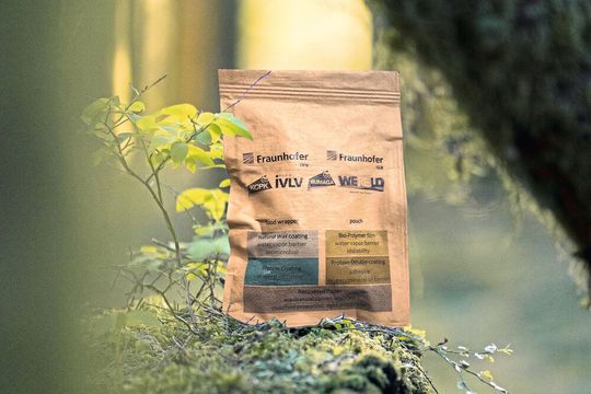 Ein Siegelbeutel aus Papier mit einer speziellen Beschichtung auf der Innenseite: Nach der Nutzung landet die Verpackung mit den bioaktiven Materialien in der Altpapiertonne – eine ökologische Verpackungslösung für Lebensmittel. Ein Siegelbeutel aus Papier mit einer speziellen Beschichtung auf der Innenseite: Nach der Nutzung landet die Verpackung mit den bioaktiven Materialien in der Altpapiertonne – eine ökologische Verpackungslösung für Lebensmittel.