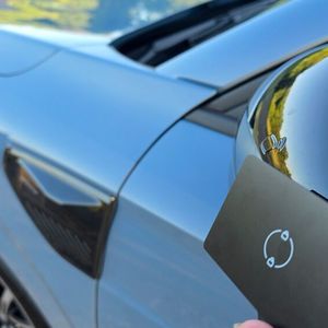 3. Die Besonderheiten (1): Besonderheiten gibt es beim Leapmotor B10 einige. Das fängt schon beim Öffnen des Fahrzeugs an: Man kann dafür wahlweise sein Smartphone oder die Leapmotor-App nutzen – oder aber, wie im Fall des Testwagens, eine Schlüsselkarte. Die muss man an den Seitenspiegel halten, damit sich die Türen entriegeln. Durchaus gewöhnungsbedürftig.(Bild:  Mauritz – VCG)