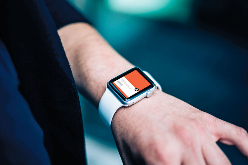 Die aucobo GmbH hat eine „stand-alone“ Smartwatch-Lösung entwickelt, die es ermöglicht Informationen zwischen den Mitarbeitern beziehungsweise der Maschine auszutauschen.  (aucobo)