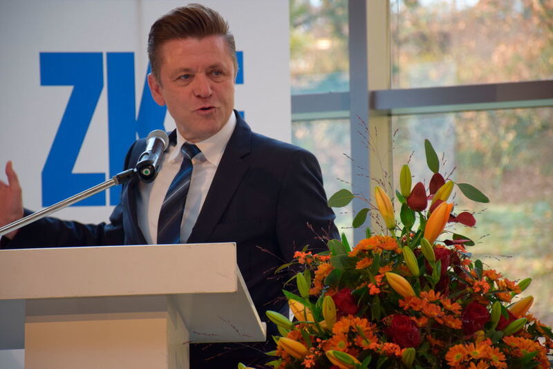 Die Diskussionen zwischen den Verbänden ZKF und ZDK hat Dr. Klaus Weichtmann immer wieder versachlicht, ist Bundesinnungsmeister und ZDK-Vizepräsident Wilhelm Hülsdonk überzeugt. (Wenz)