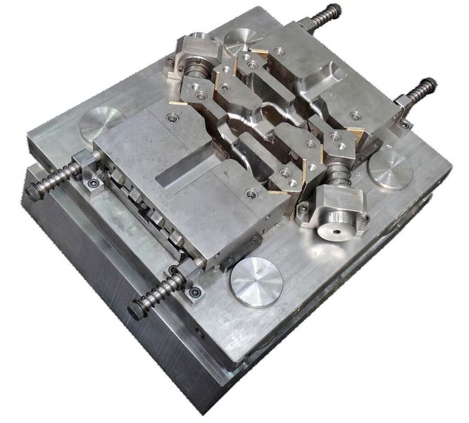 Bild 1: Das mehrdirektionale Schmiedewerkzeug presst Metall nicht nur durch Druck von oben in Form, sondern gleichzeitig durch Druck von den Seiten, so entsteht weniger Grat. (Bild: IPH)