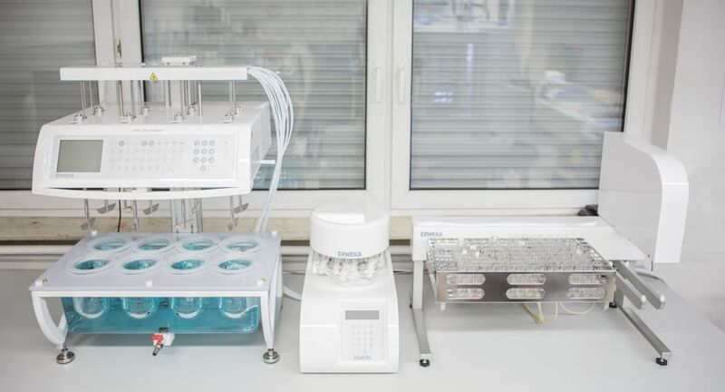 Abb.2: Typische Anlagenkonfiguration für die Untersuchung der Auflösungscharakteristik von Medikamenten: Dissolutiontester DT 828 (l.), 8-Kanal-Kolbenpumpe PVP 828 (m.) und Probensammler FRL 824 (r.) (Erweka GmbH)