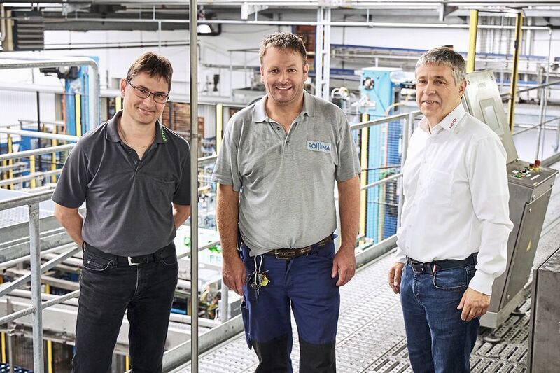 Zufrieden mit dem Ergebnis ihres gemeinsamen Projekts. Von links: Till Beyer (Beyer Maschinenbau), Stefan Lederle (Romina) und Andreas Eberle (Leuze). (Leuze)
