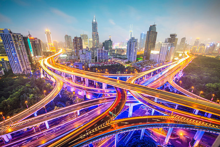 Mit Umwelt-Monitoring, vernetztem Parken, Flottenmanagement, E-Mobilität und intermodalem Transport will Bosch den Verkehr in Städten (im Bild Shanghai) „smart“ machen. (Bosch)