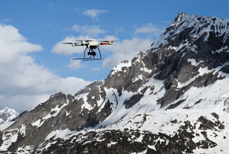Alpenüberquerung: Eine md4-1000 der microdrones GmbH überfliegt das Gotthardmassiv (Bild: Microdrones)