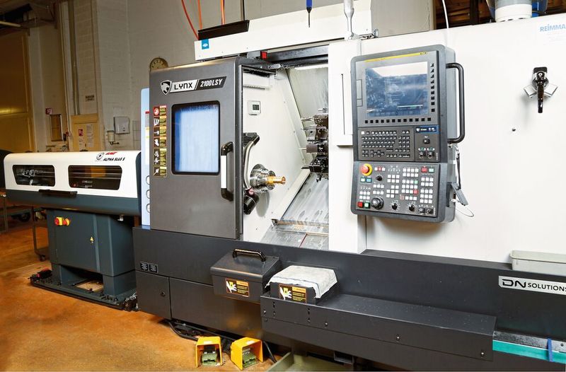 Die Doosan Lynx 2100LSY mit 24 Werkzeugstationen und automatischem Stangenlader sorgt für höhere Autonomität im Drehbereich zwischen Ø 50–68 mm Stangendurchlass. (Bild: Matthias Böhm)