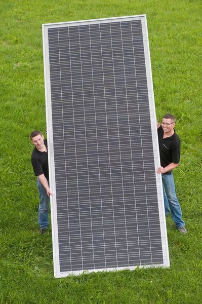 Eines der größten Leichtbau-Solarmodule der Welt mit einer Deckplatte aus Plexiglas Solar. Das Modul ist rund 1,6 mal 4 m groß und hat eine elektrische Leistung von rund 880 Watt Peak.  (Bild: Evonik)