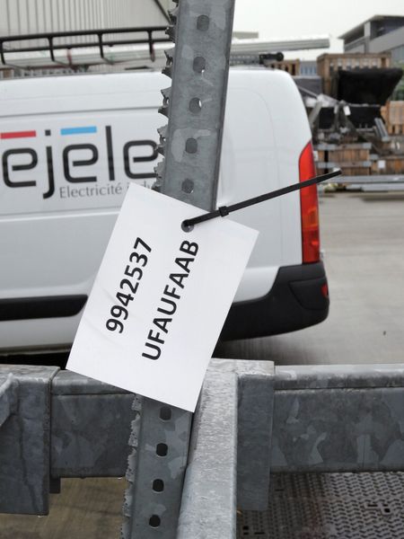 Bild 3: Die Etiketten werden mit Kabelbindern angebunden oder auf die Teile geklebt. (Bild: Liebherr)