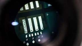 Unter der Lupe: HASL eignet sich vor allem für einfachere, robuste Anwendungen wie Industrieelektronik, Steuerungen oder THT-bestückte Baugruppen. (Bild: CEE PCB)