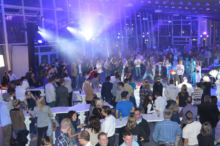 Zur A-Klasse-Party strömten über 300 Gäste, darunter 180 geladene Interessenten und Facebook-Gewinnspielteilnehmer. (Foto: Kunzmann)