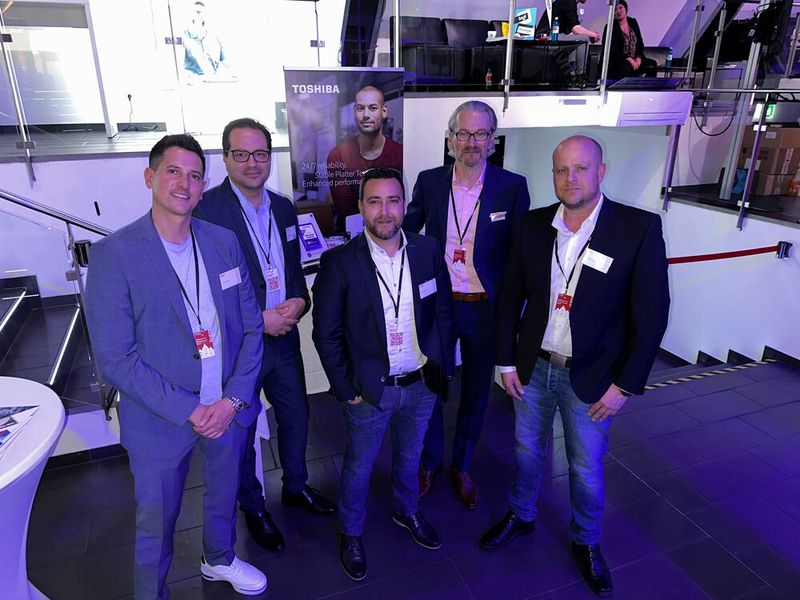 Ohne das richtige Storage Equipment geht bei Carim Moursi (Wortmann), Milutin Savic (Toshiba), Martial Koehl (Kosatec), Dirk Beinhauer (Toshiba) und Florian Wesp (Kosatec) nichts. (Bild: Vogel IT-Medien)