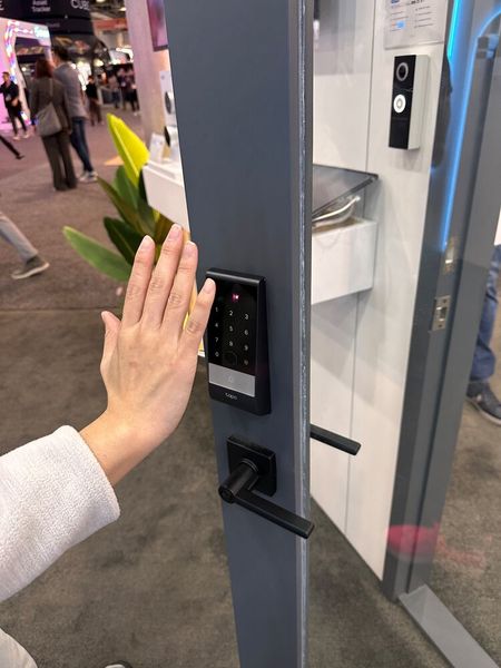 Mit TP-Link brauchst du keinen Hausschlüssel mehr. Die Tür scant deine Handfläche. (Bild: Vogel IT-Medien)