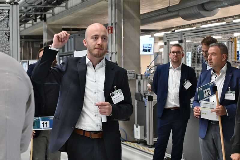 Sebastian Henschel, Mitarbeiter am Institut für Produtkionstechnik des KIT, organisierte die Führung durch die Karlsruher Forschungsfabrik. (Bild: Stefanie Michel)