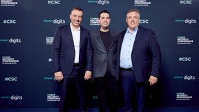 Crowdstrike und Schwarz Digits gehen eine strategische Partnerschaft ein:
(v. l.) Christian Müller, Co-CEO von Schwarz Digits; Daniel Bernard, Chief Business Officer bei CrowdStrike; Rolf Schumann, Co-CEO von Schwarz Digits (Bild: Crowdstrike)
