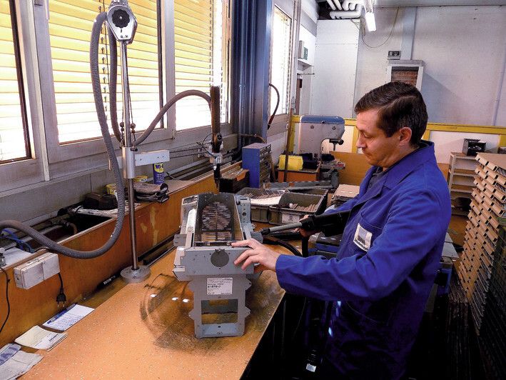 Die Montage der hochpräzisen Blechteile ist bei Schnekenburger elementar, denn meist werden die Blechteile als Baugruppen, wie beispielsweise Gehäuse, ausgeliefert. Die Schwarzwälder beherrschen alle Montagetechniken bestens. (Bild: Kuhn)
